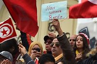 Au lendemain de l'attaque du musee du Bardo, des habitants de Tunis manifestent contre le terrorisme. (C)FADEL SENNA / AFP