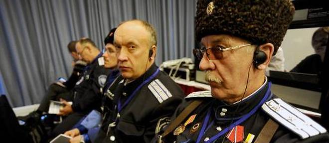 Des Cosaques participant au forum des forces europeennes d'extreme droite reuni le 22 mars 2015 a Saint-Petersbourg