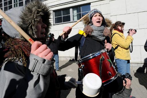 Des militants anti-fascistes manifestent le 22 mars 2015 à Saint-Pétersbourg contre le forum de partis européens d'extrême-droite organisé par un groupe pro-Kremlin © Olga Maltseva AFP
