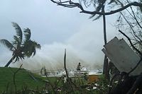 L'aide commence &agrave; arriver au Vanuatu d&eacute;vast&eacute; par le cyclone Pam