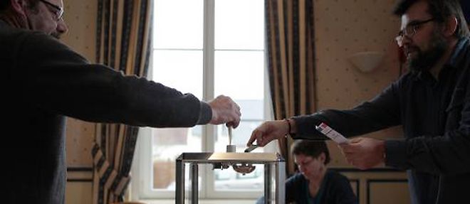 Operations de vote a la Fontaine-sous-Jouy, dans l'Eure, le 22 mars 2015