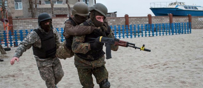 Sur la plage de Marioupol, des combattants du bataillon Azov s'entrainent. Ici se joue le sort de l'Ukraine.