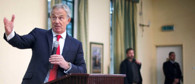 Un livre qui s'etend sur la fortune de Tony Blair secoue la Grande-Bretagne.