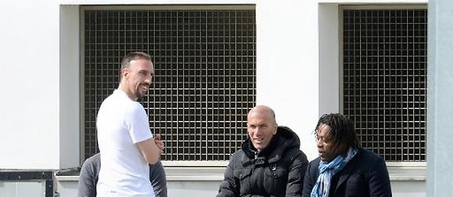 Le milieu du Bayern Franck Ribery, Zinedine Zidane et Bernard Diomede (de G a D) echangent lors d'un entrainement dans les environs de Munich, le 25 mars 2015