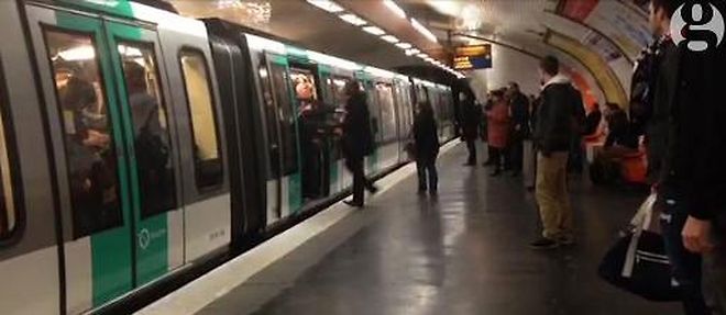 Une video diffusee par le Guardian en Grande-Bretagne montre les supporteurs de Chelsea repousser un passager noir dans le metro parisien le 17 fevrier 2015