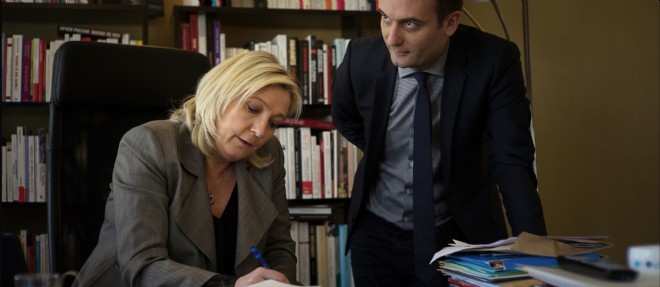 La patronne du FN Marine Le Pen et son vice-president Florian Philippot dans son bureau au siege du parti a Nanterre.