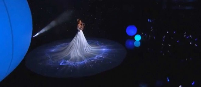 D&eacute;couvrez la robe de lumi&egrave;re de Jennifer Lopez