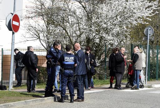 Des policiers devant l'entree de l'ecole "Le Mas de la Raz" le 245 mars 2015 a Villefontaine
