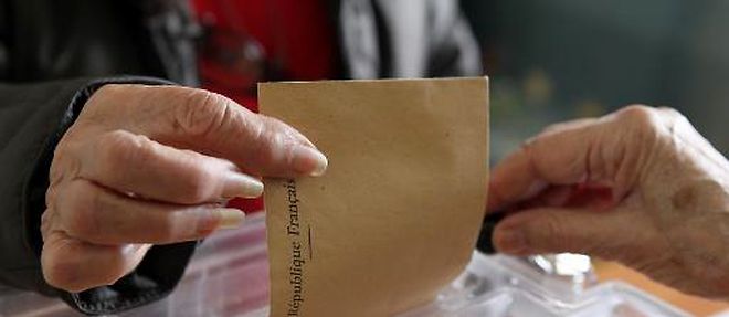 Une electrice depose son bulletin dans l'urne lors du premier tour des departementales le 22 mars 2015a Marato, en Corse-du-Sud