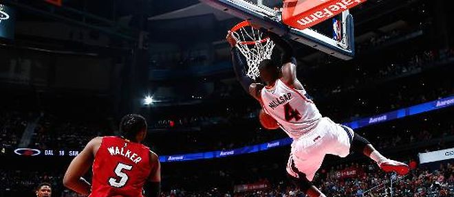 Paul Millsap reussit un dunk pour les Hawks d'Atlanta face au Heat, le 27 mars 2015 a Miami