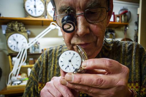 Michel Chaptas, organisateur de la 12e edition de la Bourse horlogere de Mer, examine l'une de ses pieces le 24 mars 2015 a Orleans