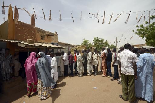File d'attente devant un bureau de vote a Daura au Nigeria, le 28 mars 2015