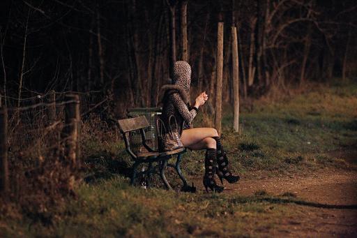 Une prostituee attend des clients dans le Bois de Boulogne a Paris le 2 mars 2012