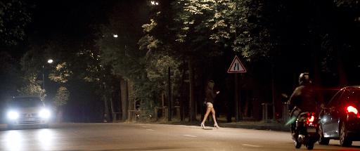 Une prostituée traverse la rue au Bois de Boulogne le 6 juin 2011 à Paris © Bertrand Langlois AFP/Archives