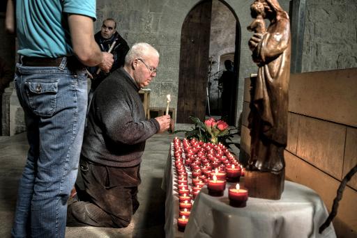 Un homme en prière lors d'une cérémonie religieuse en hommage aux victimes de l'A320, le 28 mars 2015 à la cathédrale Notre-Dame-du-bourg à Digne-les-Bains © Jeff Pachoud AFP