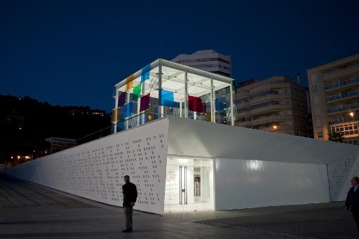 Un homme observe le centre Pompidou "provisoire" installe a Malaga le 27 mars 2015