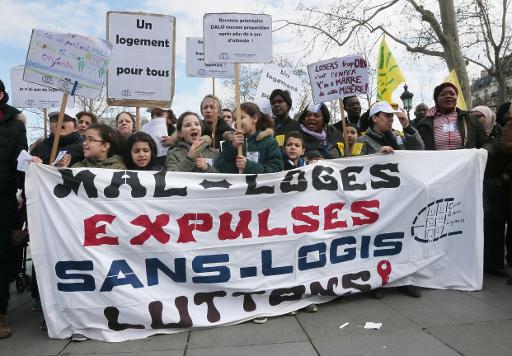 Des manifestants defilent a Paris et en province pour denoncer la reprise des expulsions locatives a partir du 1er avril et la fermeture de places d'hebergement d'urgence pour sans-abri, le 28 avril 2015