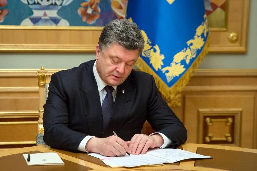 Photo diffusee par la presidence ukrainienne le 25 mars 2015 montrant le president Petro Porochenko en train de signer a Kiev la destitution d'un gouverneur