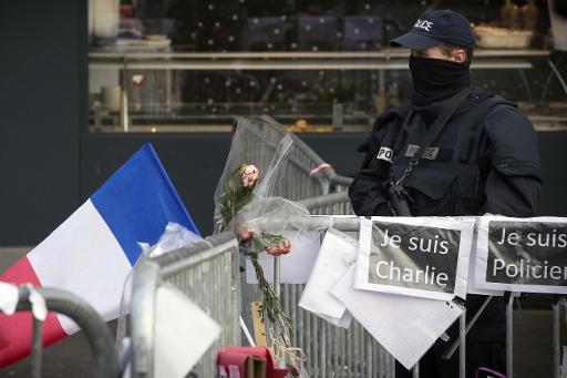 Un policier monte la garde devant l'Hyper Cacher de la porte de Vincennes a Paris le 20 janvier 2015