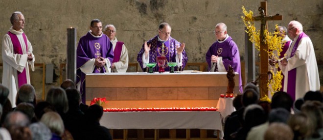 Une ceremonie religieuse en hommage aux victimes de l'Airbus A320 de Germanwings a eu lieu samedi 28 mars dans la cathedrale Notre-Dame-du-Bourg a Digne-les-Bains, proche de la zone du crash.