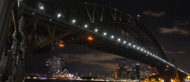 Le pont de Sydney eteint ses lumieres a 20 h 30, heure locale, pour lutter contre le rechauffement climatique.