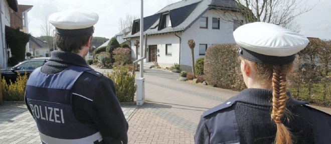 Des policiers montent la garde devant l'un des domiciles d'Andreas Lubitz.