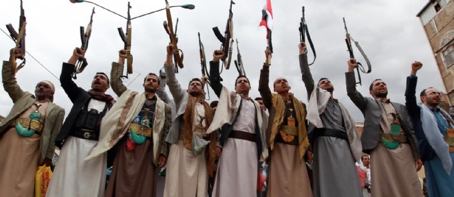Les rebelles houthis manifestent contre l'intervention saoudienne a Sanaa le 26 mars.