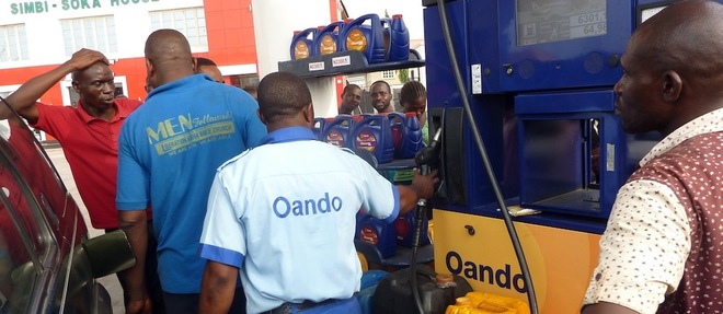 Une file de Nigerians devant une station d'essence a Lagos.