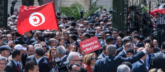Une importante foule rejointe par des dirigeants etrangers a defile dimanche 29 mars a Tunis "contre le terrorisme" en reaction a l'attentat sanglant du musee du Bardo.