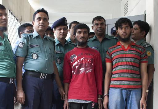 La police bangladeshi présente devant la presse les deux suspects arrêtés pour le meurtre du blogueur Washiqur Rahman, le 30 mars 2015 à Dacca © Suvra Kantidas AFP
