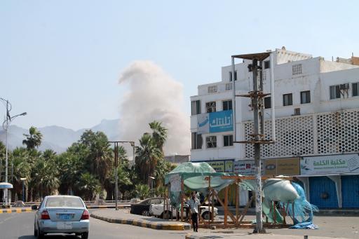 Une rue d'Aden avec en arrière plan la fumée provenant de l'explosion d'un stock d'armes le 28 mars 2015 © Saleh Al-Obeidi AFP