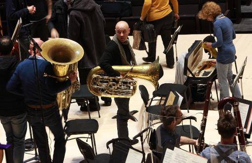 Des musiciens de l'Orchestre  Philharmonique de Radio France a la fin d'une repetition du concert inaugural du nouvel auditorium de la Maison de la Radio, le 14 novembre 2014 a Paris