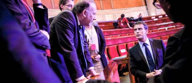 Manuel Valls et le patron du Medef, Pierre Gataz, discutent lors de la grande conference sociale de l'ete 2014, un format qui a ete abandonne depuis.