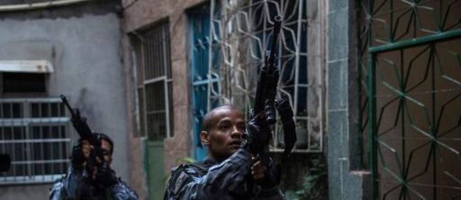 La police militaire en patrouille dans une favelas de Rio de Janeiro, le 1er avril 2015