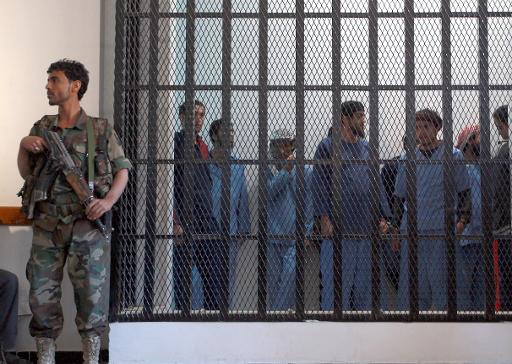 Des Yemenites suspectes d'appartenir a Al-Qaida emprisonnes a Sanaa le 29 decembre 2013, apres une audience au tribunal