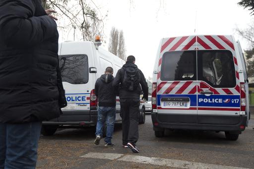 Un policier avec un suspect lors d'une operation de police contre la vente illegale de cigarettes de contrebande a Aubervilliers, le 2 avril 2015