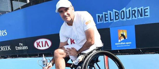 Le Francais Stephane Houdet exhibe son trophee de finaliste de l'Open d'Australie, version handisport, le 31 janvier 2015 a Melbourne