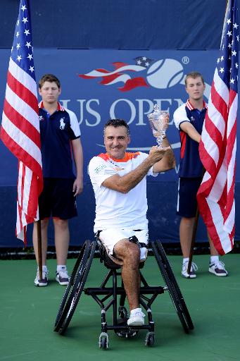 Stéphane Houdet présente le trophée de l'US Open remporté en finale contre le Japonais Shingo Kunieda, le 8 septembre 2013 à New York © Maddie Meyer Getty/AFP/Archives