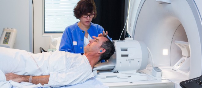 L'imagerie par resonance magnetique (IRM) a pour avantage de ne pas utiliser les rayons X, contrairement au scanner.