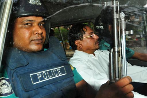 Mohammad Kamaruzzaman, troisieme plus haut dirigeant du parti islamiste Jamaat-e-Islami est escorte par la police lors d'une audition devant le tribunal de Dacca en 2013