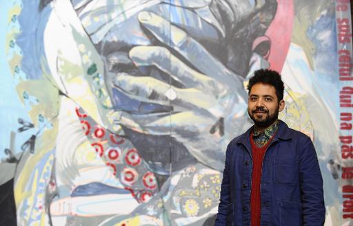 L'artiste egyptien Ammar Abo Bakr, tres actif pendant la revolution de 2011, pose le 30 mars 2015 devant son oeuvre "Hidden Sufi" (Le soufi cache) exposee a la Biennale d'art urbain de Volklingen, dans l'ouest de l'Allemagne