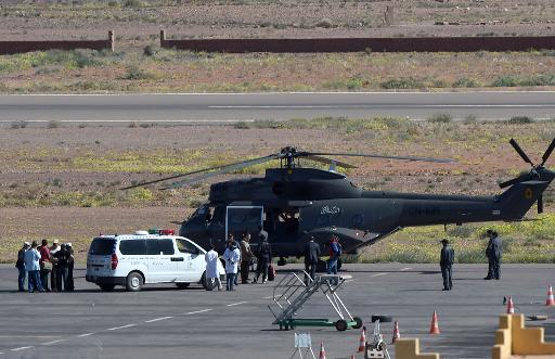 Des membres de l'operation marocaine de recherche des speleologues espagnols, le 5 avril 2015 sur le tarmac de l'aeroport de Ouarzazate
