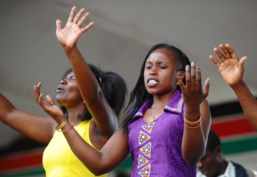 Des fidèles chrétiens prient le 5 avril 2015 à Nairobi pour le dimanche de Pâques © John Muchucha AFP