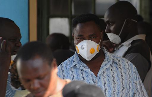 Des proches de victimes munis de masques se rendent le 6 avril 2015 sur les lieux du massacre survenu le 2 avril a l'universite de Garissa