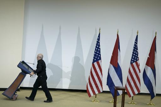 Des drapeaux americains et cubains apres une conference de presse sur le rapprochement entre les deux pays a Washington le 27 fevrier 2015