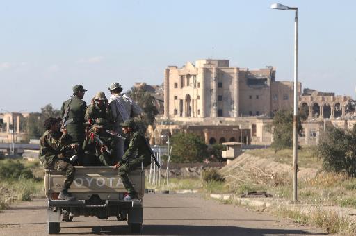 Des forces irakiennes patrouillent a Tikrit, le 4 avril 2015