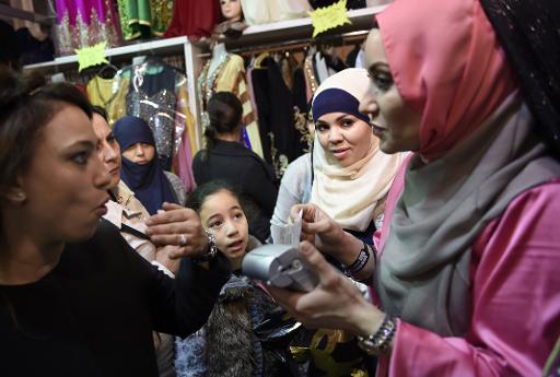 Des femmes achètent des habits lors du congrès annuel des musulmans de France au Bourget, le 6 avril 2015 © LOIC VENANCE AFP