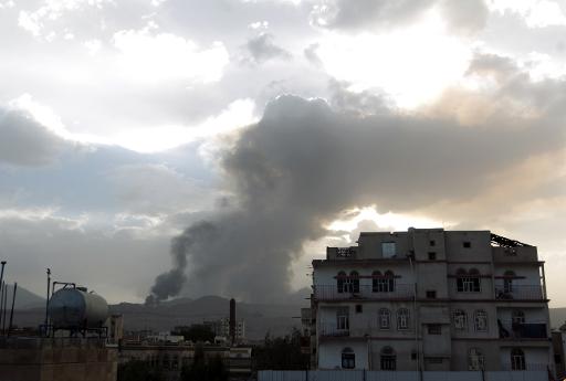 De la fumee apres un bombardement, le 6 avril 2015 a Sanaa, la capitale du Yemen