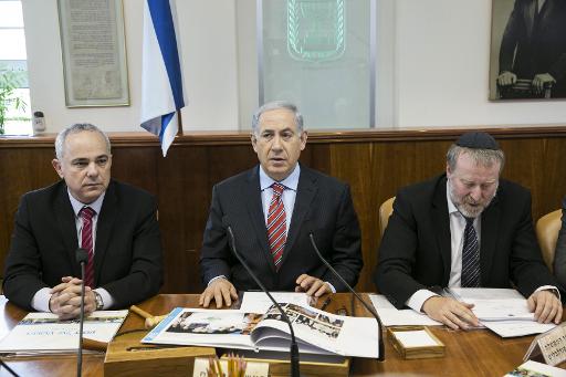 Le ministre israelien du Renseignement Youval Steinitz (g) a cote du Premier ministre Benjamin Netanyahu, le 30 mars 2014 a Jerusalem