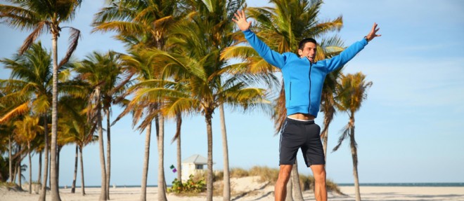 A Miami, Novak Djokovic fait le pitre apres son titre.